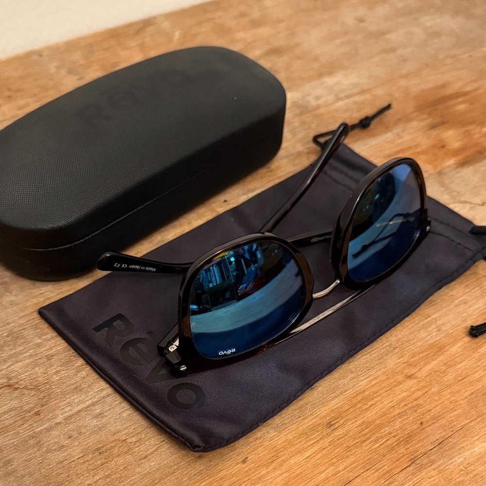 Revo Atlas Polarized Sunglasses - Black Frames with Reflective Blue Lenses - Picture 3 of 8